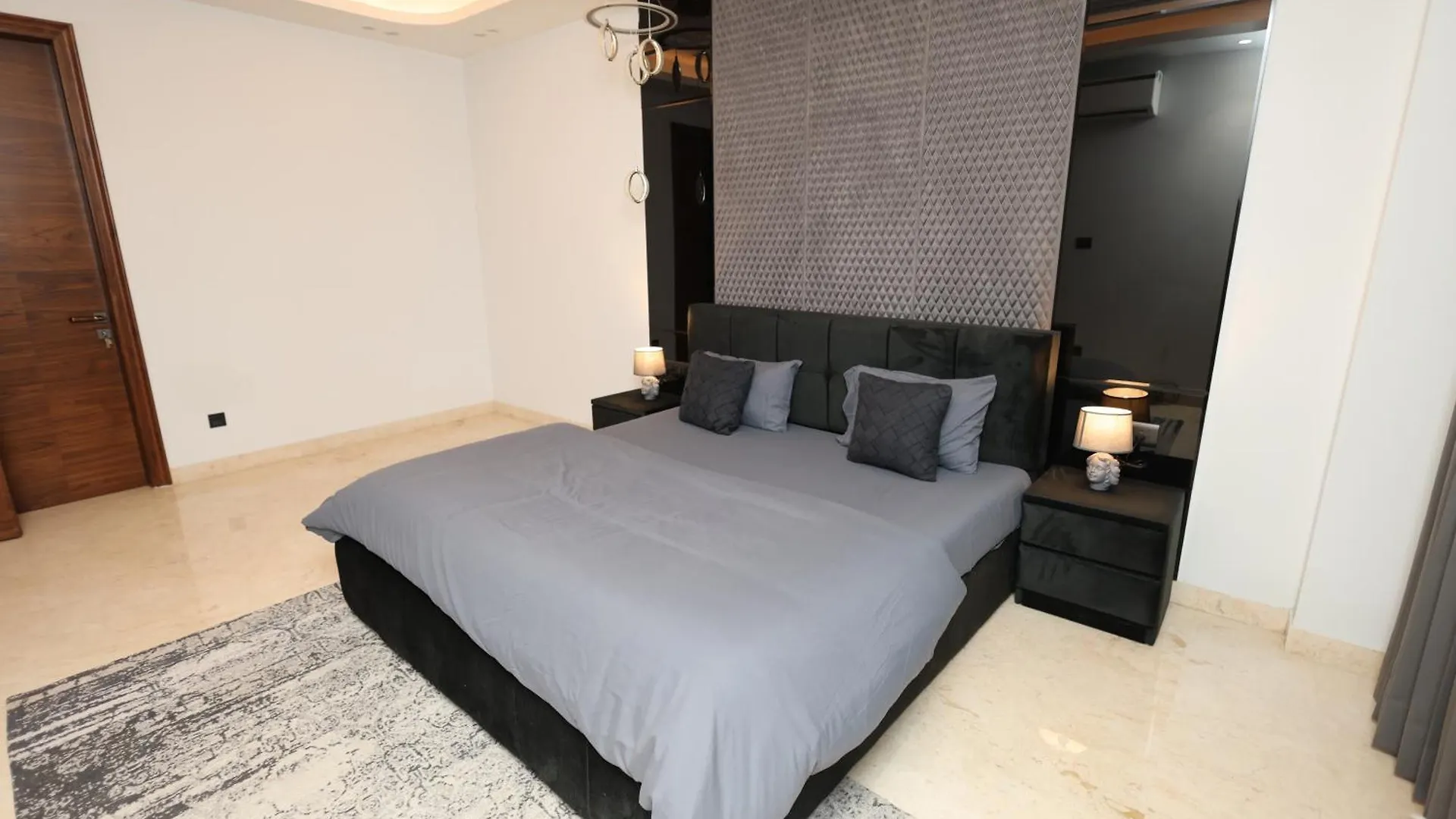 The Midnight Studio - Your Galleria Getaway Gurgaon Inde