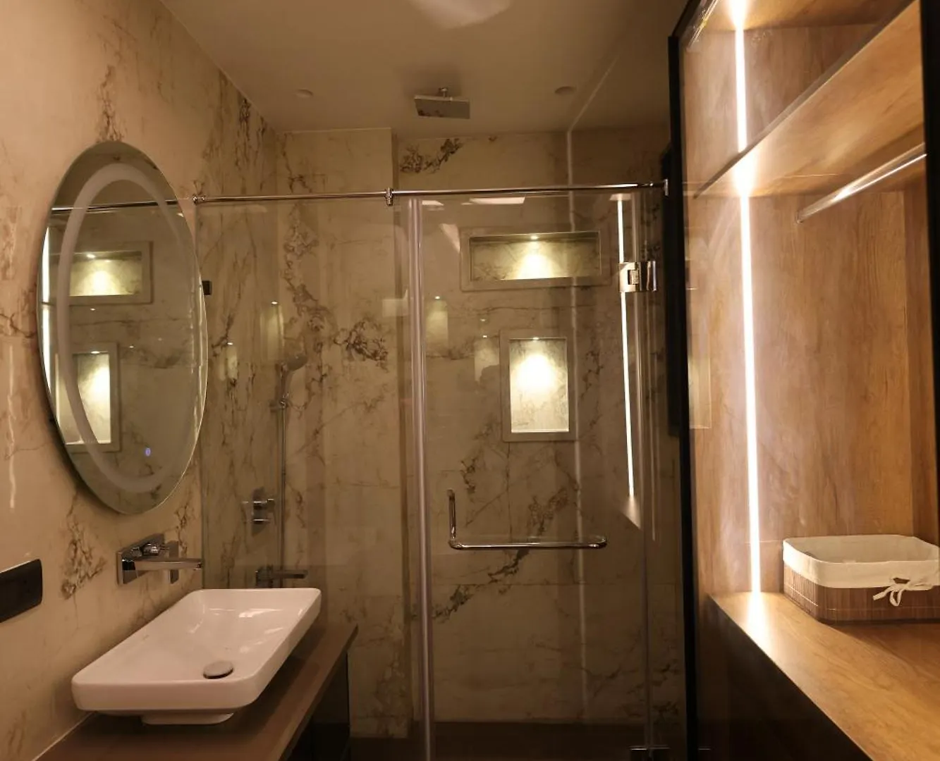 The Midnight Studio - Your Galleria Getaway Gurgaon Inde